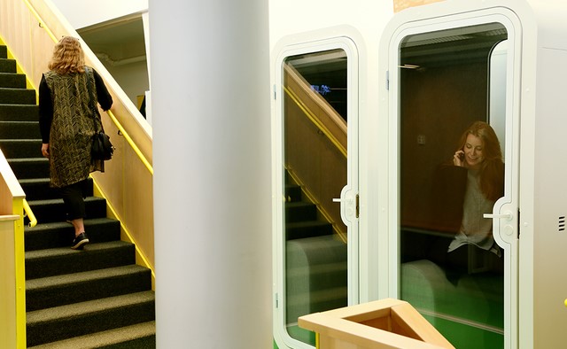 Bild som illustrerar två personer, en som går i trappa och en som talar i telefon