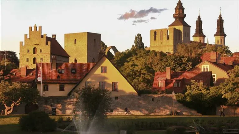 UR i Almedalen 2025: Fokus på journalistikens framtid och unga nyhetskonsumenter